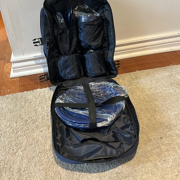 Cute picnic bag with plates, cutlery and glasses. - Picture 2 of 4